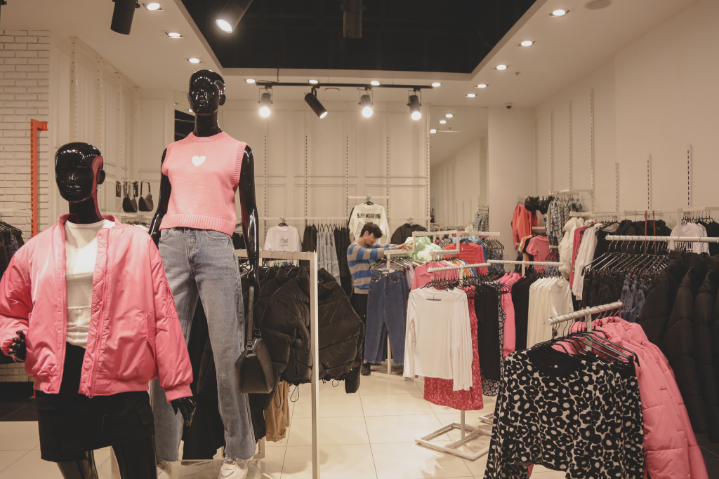 Никита работает в магазине одежды IMG_1519.jpg