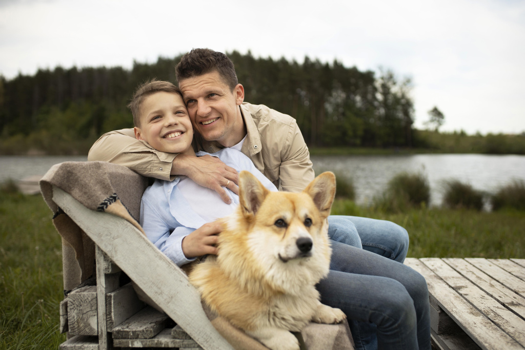 srednii-snimok-otca-i-rebenka-s-sobakoi.jpg